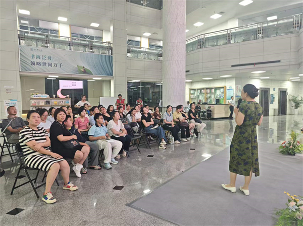 图二 读者们开启好书共读.jpg 图二 读者们开启好书共读.jpg