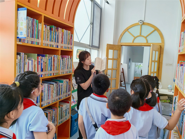图二 老师讲解图书的分类.jpg 图二 老师讲解图书的分类.jpg
