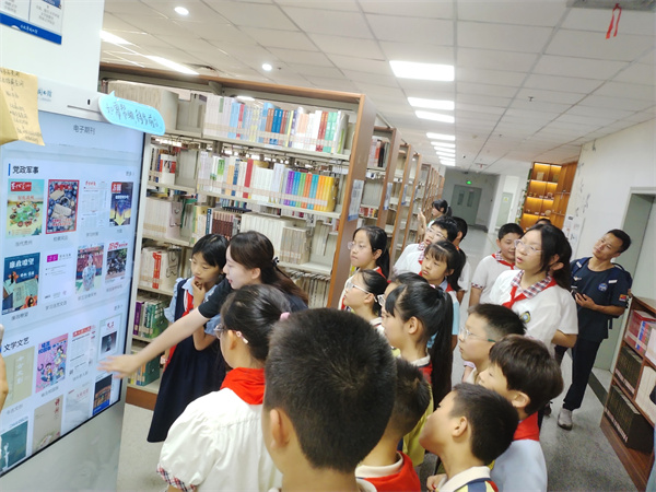 图三 老师带领小读者们使用电子设备.jpg 图三 老师带领小读者们使用电子设备.jpg
