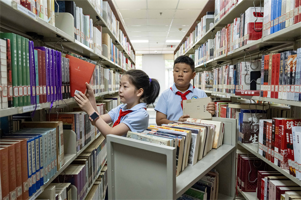 图四 小读者们将图书上架.jpg 图四 小读者们将图书上架.jpg