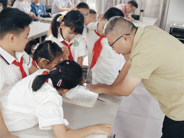 图二 高峰老师和青少年读者互动.jpg