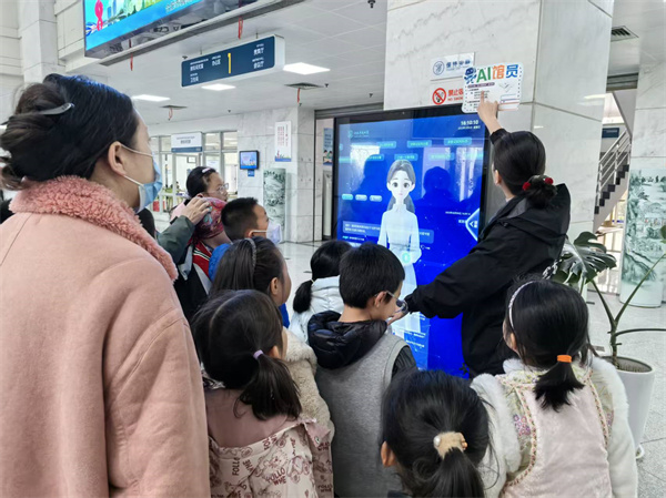 图四 “七彩悦课堂”活动中老师带大家和合小图AI互动.jpg 图四 “七彩悦课堂”活动中老师带大家和合小图AI互动.jpg