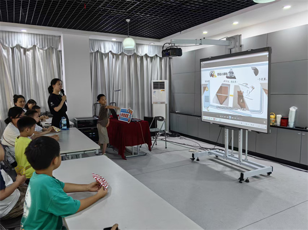 图五 “七彩悦课堂”活动中陈娜老师带大家从科学原理中了解纸飞机的秘密.jpg 图五 “七彩悦课堂”活动中陈娜老师带大家从科学原理中了解纸飞机的秘密.jpg