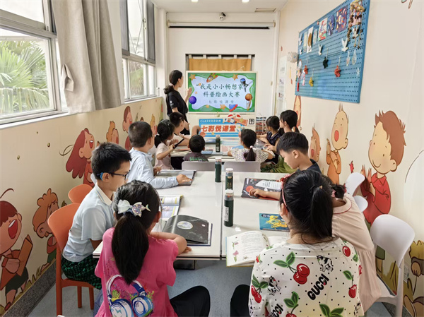 图六 “七彩悦课堂”活动中老师带领孩子们创作科普图画.jpg 图六 “七彩悦课堂”活动中老师带领孩子们创作科普图画.jpg