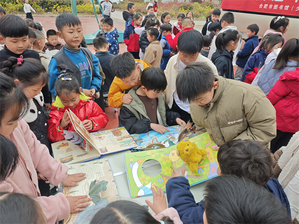 图八 “车轮上的科普大课堂”项目中孩子们一起开心的阅读科普图书.jpg 图八 “车轮上的科普大课堂”项目中孩子们一起开心的阅读科普图书.jpg
