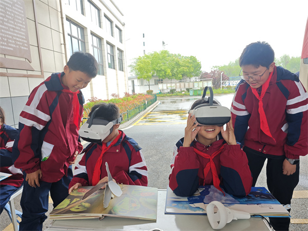 图九 “车轮上的科普大课堂”项目中孩子们体验VR虚拟科普设备.jpg 图九 “车轮上的科普大课堂”项目中孩子们体验VR虚拟科普设备.jpg