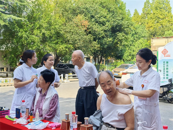 图二 安徽中医药大学第二附属医院的医护人员现场为居民进行中医适宜技术体验.jpg 图二 安徽中医药大学第二附属医院的医护人员现场为居民进行中医适宜技术体验.jpg