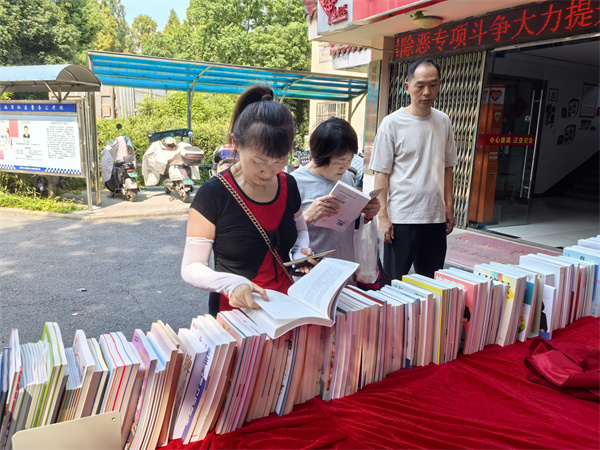图四 合肥市图书馆为社区居民精选了健康养生图书.jpg 图四 合肥市图书馆为社区居民精选了健康养生图书.jpg