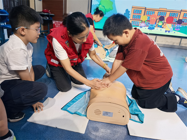 图六 学生们认真学习.jpg 图六 学生们认真学习.jpg
